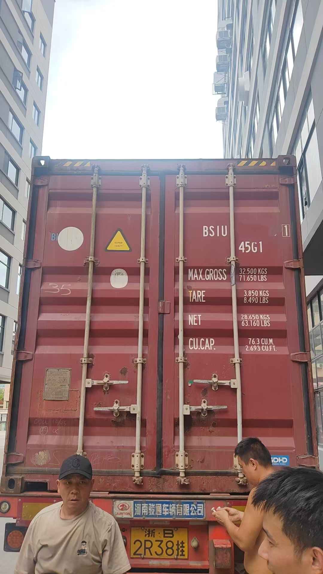 Dagelijks containerladen bij Yiwu Kebon: EHBO-koffers klaar voor wereldwijde levering